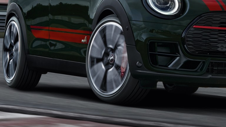 MINI Clubman John Cooper Works - vue avant - piste de course