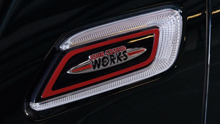 MINI John Cooper Works – ouïes latérales – badge JCW