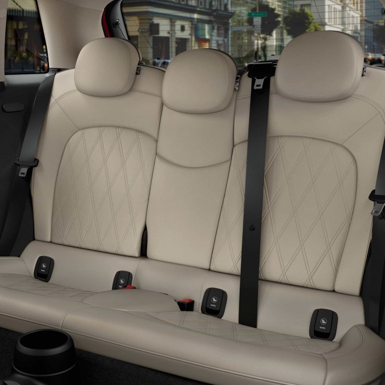 INTÉRIEUR DE LA MINI HATCH 5 PORTES