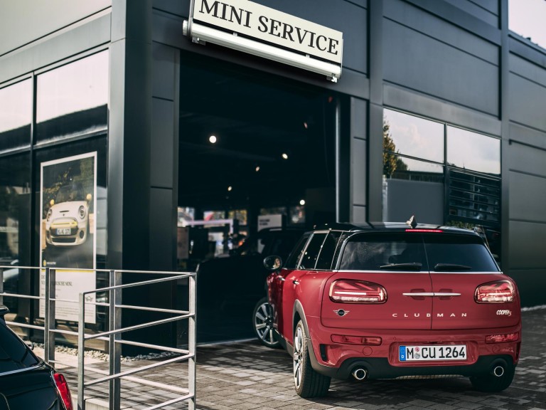 MINI Service – un clubman entre dans le hall de service