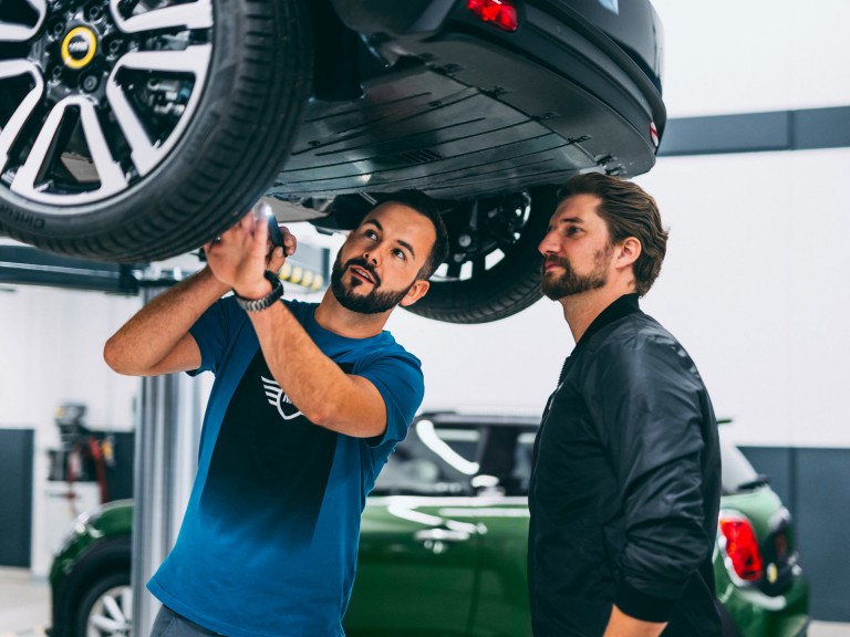 MINI Service - techniciens devant une clubman