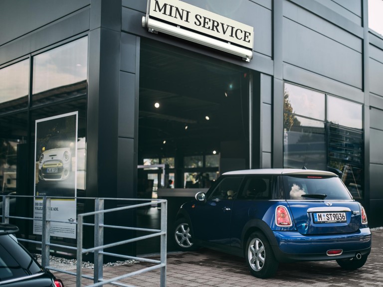 MINI Service – une 3 portes hatch entre dans le hall de service